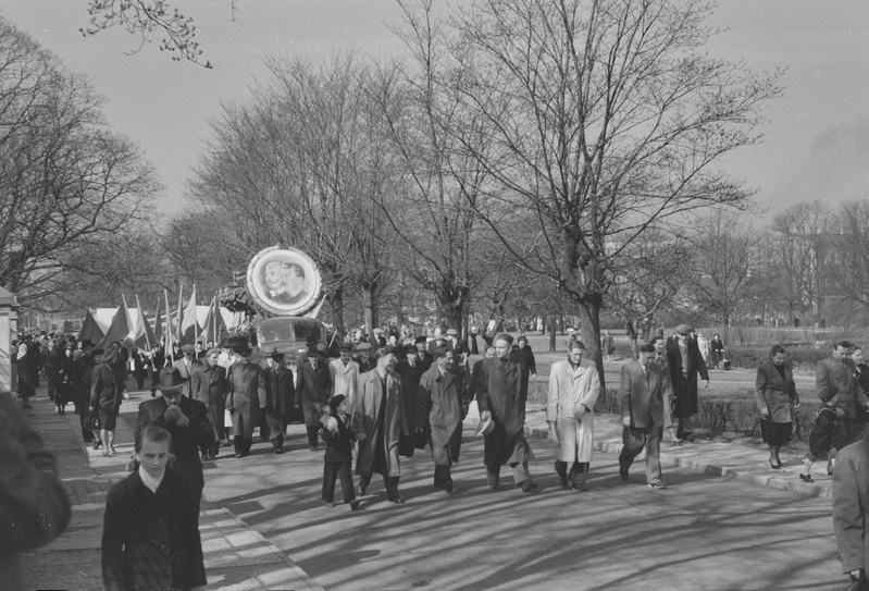 Töörahva püha 1. mail 1953. a-l. Töötajate rongkäik.