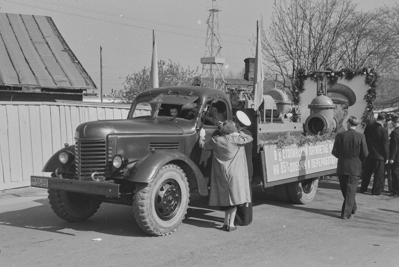 Töörahva püha 1. mail 1953. a-l. Töötajate rongkäik.