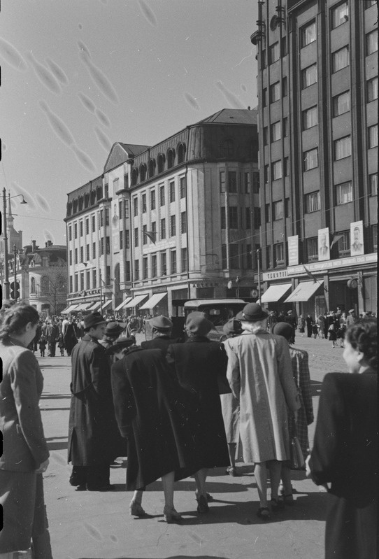Töörahva püha 1. mail 1953. a-l. Töötajad pärast rongkäiku Pärnu maanteel.