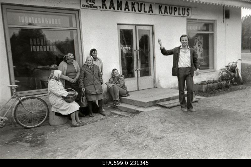 Kanaküla kaupluse juures.