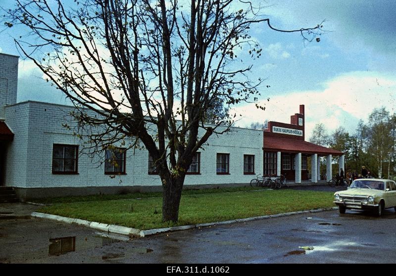 Vaade Pärnu rajooni Surju sovhoosis asuvale Kilingi-Nõmme Tarbijate Kooperatiivi kauplus-sööklale.
