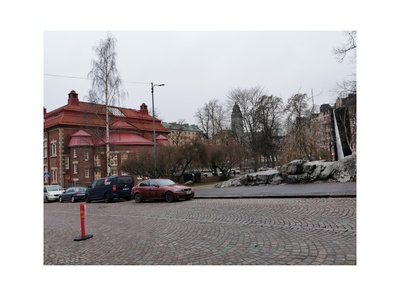 Porthaninkatu 12, 14 ja vastavalmistunut Kallion kirjasto.  Taustalla Agricolankatu 11, 13 ja Kallion kirkko. rephoto