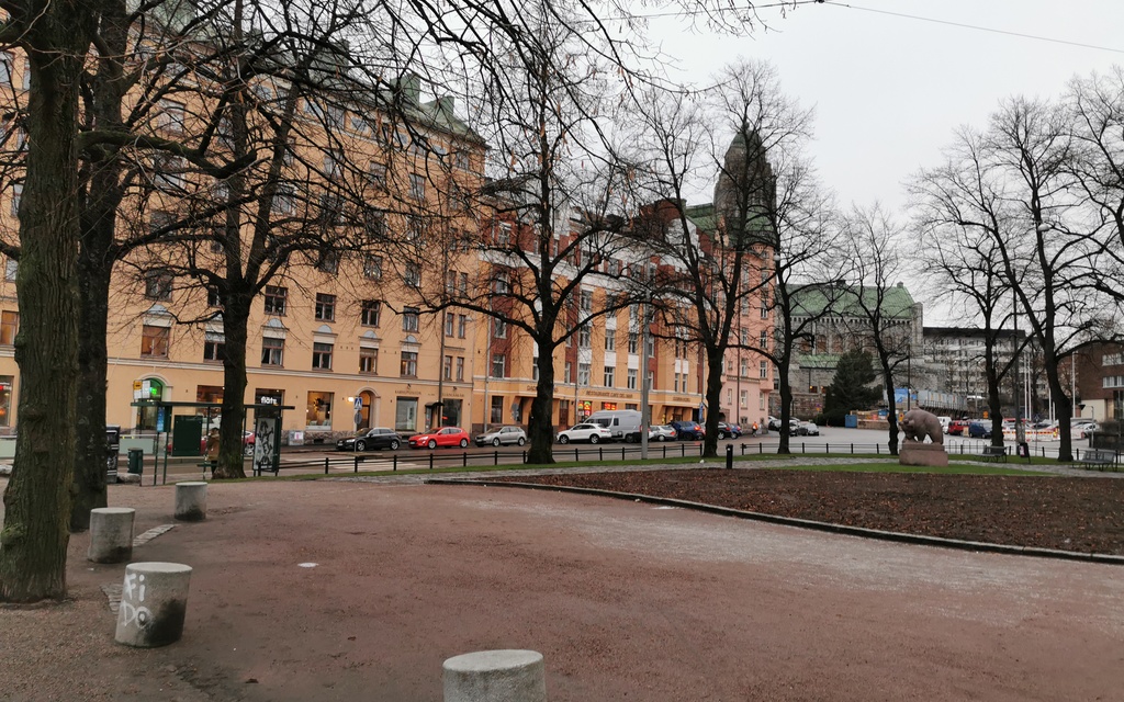 Iäkkäämpi nainen Karhupuistossa rephoto