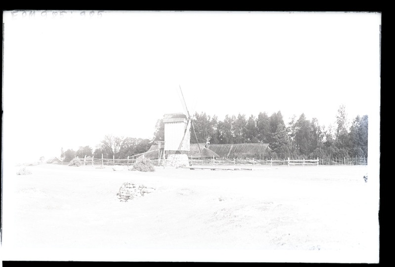 Taluhoone ühes tuulikuga