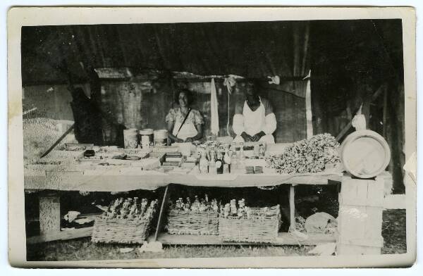 Tartu laat: müügilett. Müüjad Ahti Moodis, Ann Moodis, ca 1937.

Laadakaup letil: kaljavaat, mõdupudelid, saiarõngad, kompvekid jms.