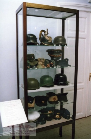 Foto ja  negatiiv: peakatete näitus "Kiivrist kübarani", 2002.