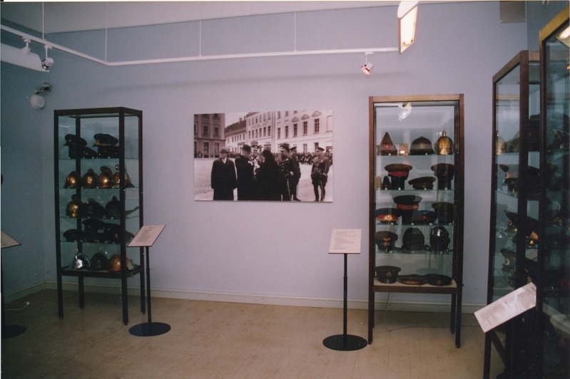 Foto ja  negatiiv: peakatete näitus "Kiivrist kübarani", 2002.