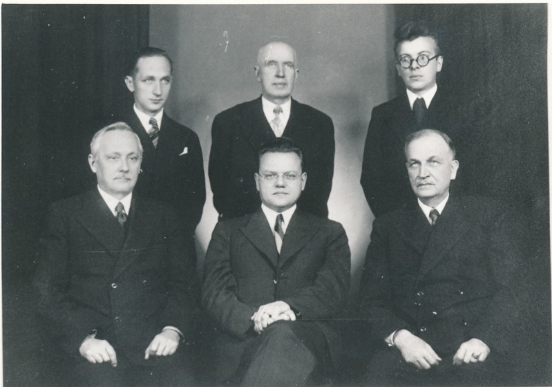 TÜ usuteaduskonna õppejõud.  Istuvad (vasakult): V. Martinson, ?, Johan Kõpp.   Seisavad (vasakult), E. Salumaa, O. Sild, Uku Masing.  Tartu, 1930-1940.