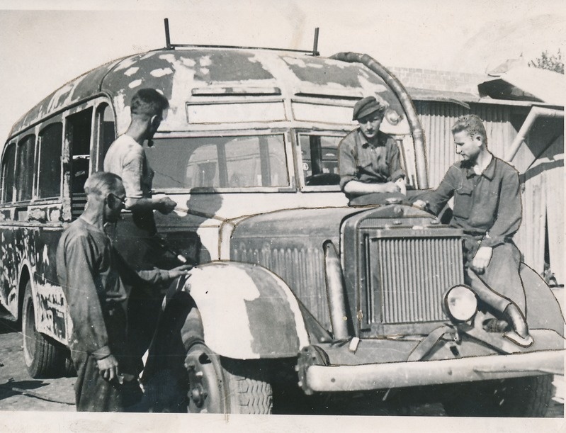 Autobuss ja mehhaanikud.  
Tartu, 1945.