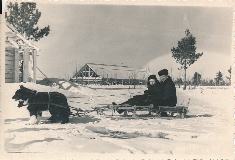 Siberisse küüditatud eestlaste elu. Talveriietuses mees ja poiss istuvad koerarakendil.
Norilsk, 1950-1955.