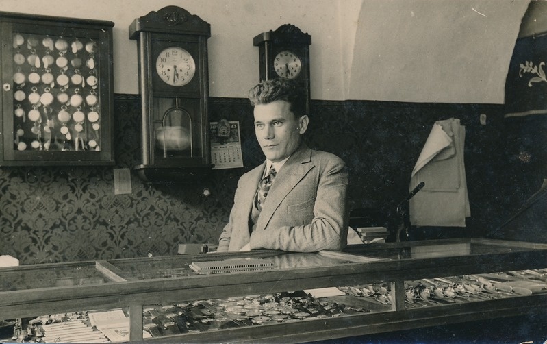 Aleksander Rillevi kellassepaäri, Suurturu 17.  Sisevaade.
Tartu, 1929.
