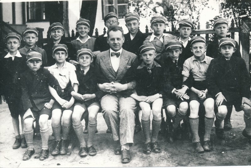 H. Treffneri Gümnaasiumi 3. klassi õpilased 1937. a. kevadel.