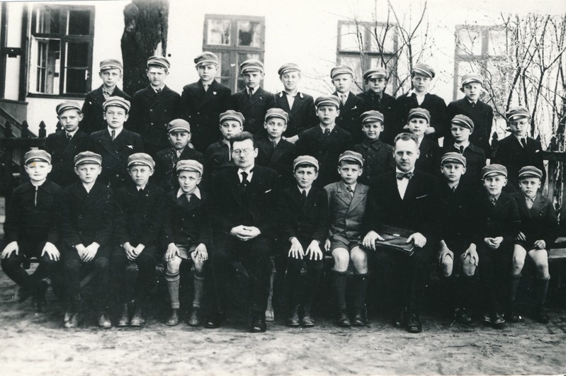 H. Treffneri Gümnaasiumi 4. klassi õpilased 1938. a. kevadel.