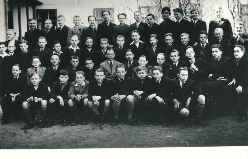 H. Treffneri Gümnaasiumi progümnasiumi 2. klass (6. õppeaasta) 1940. a. kevadel.