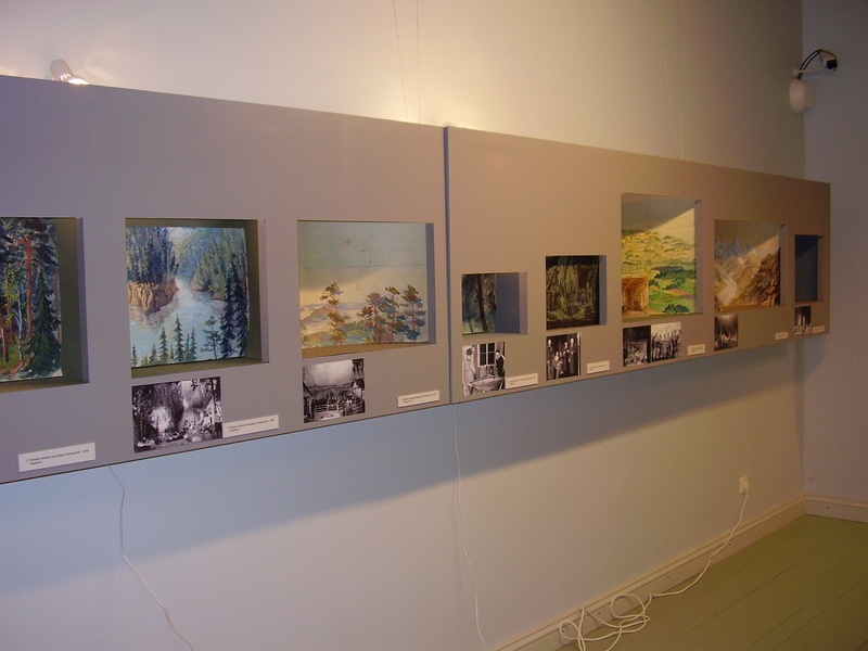 Näitus "Horisondid", Vanemuise teatrikunstniku Meeri Säre lavadekoratsioonide näitus. Tartu, 2006.