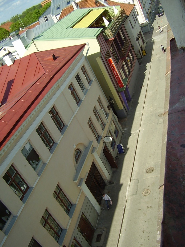 Vaade endise restorani "Volga" ülakorruselt. Ees Küütri 2; keskel Küütri 6 - hiina toidu restoran "Tsink-Plekk-Pang". Tartu, 2006.