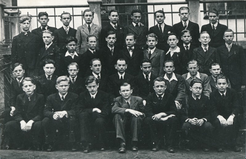 H. Treffneri Gümnaasiumi humanitaarharu 2. klass (8. õppeaasta) 1942. a. kevadel.