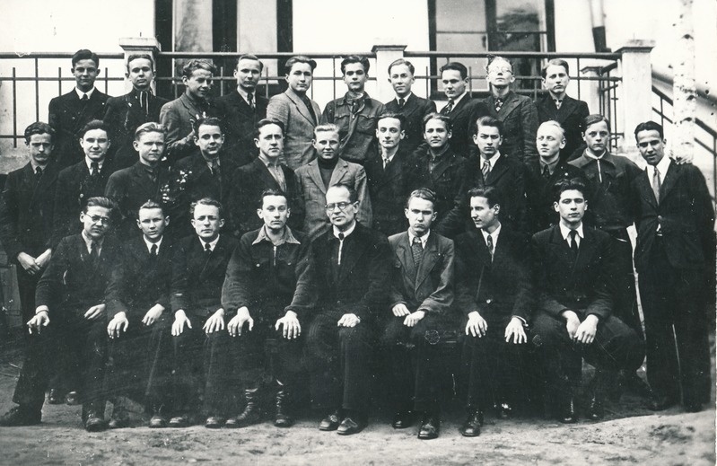 H. Treffneri Gümnaasiumi humanitaarharu 3. klass (9. õppeaasta) 1943. a. kevadel.