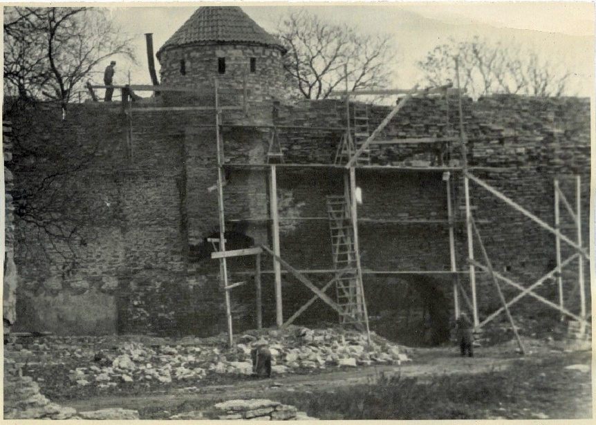 Tallinn, vana linnamüüri restaureerimine "Kuninga aia" kohal.