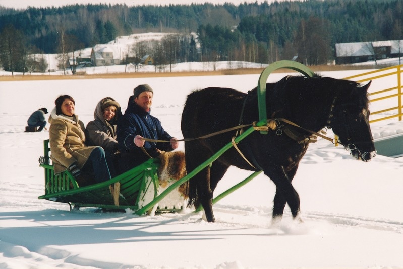 Tartu Linnamuuseumi töötajad Lõuna-Eestis, Rõuges, 2004.