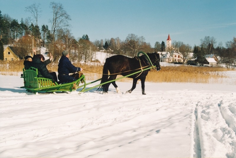 Tartu Linnamuuseumi töötajad Lõuna-Eestis, Rõuges, 2004.