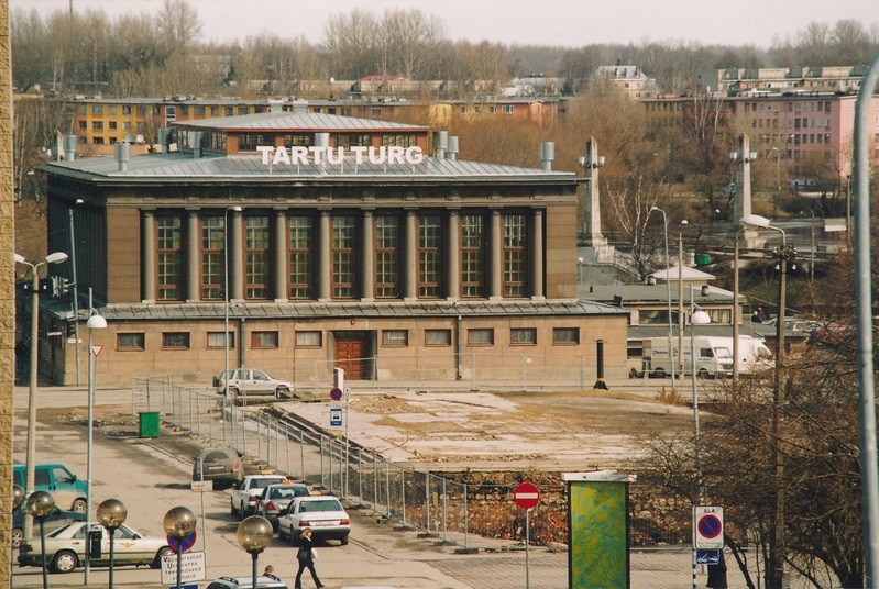Turuhoone, vaade Küüni ja Uueturu t nurgalt. Tartu, 2004.