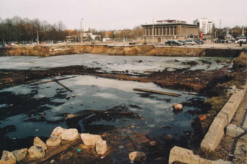Turuhoone, tulevase uue kaubamaja plats (valmistumine ehitamiseks; auk). Tartu, 2004.