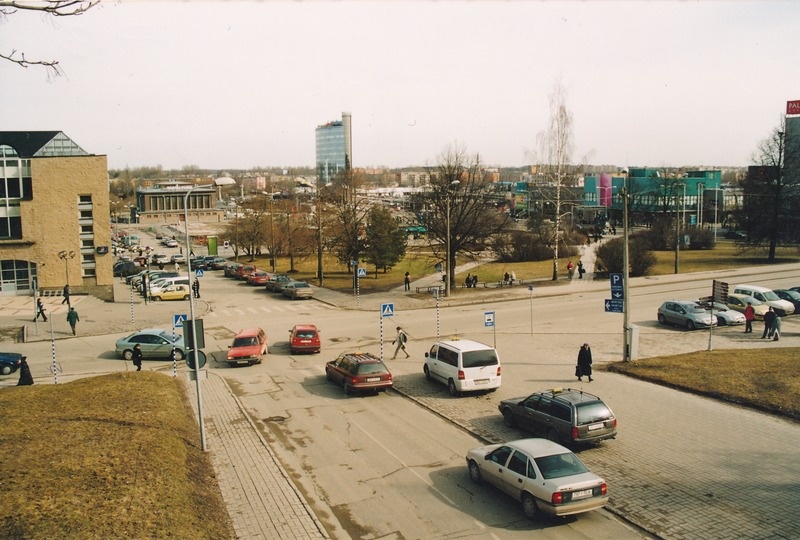 Vaade Vanemuise mäelt turuhoone suunas. Tartu, 2004.