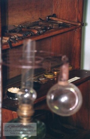 Foto: Tartu Linnamuuseumi näitus "King on surnud, elagu king!" (jalatsid läbi aegade).
Kuraator: Aime Kärner
Foto: Pearu Kuusk