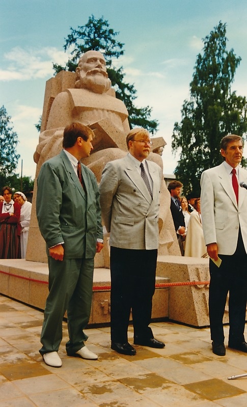 Jakob Hurda ausamba avamine. 
Tartu, Vanemuise park, 1994.