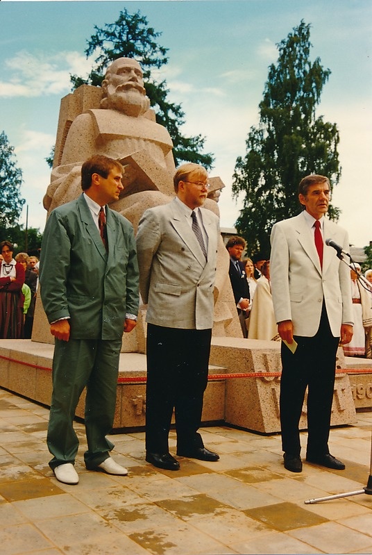 Jakob Hurda ausamba avamine. 
Tartu, Vanemuise park, 1994.