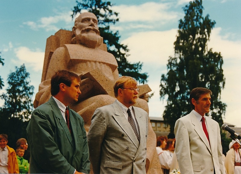 Jakob Hurda ausamba avamine. 
Tartu, Vanemuise park, 1994.