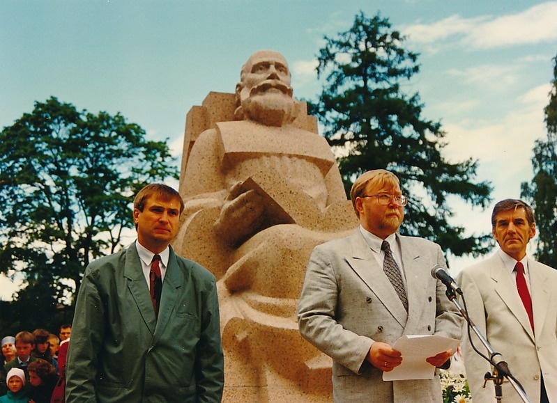 Jakob Hurda ausamba avamine. 
Tartu, Vanemuise park, 1994.