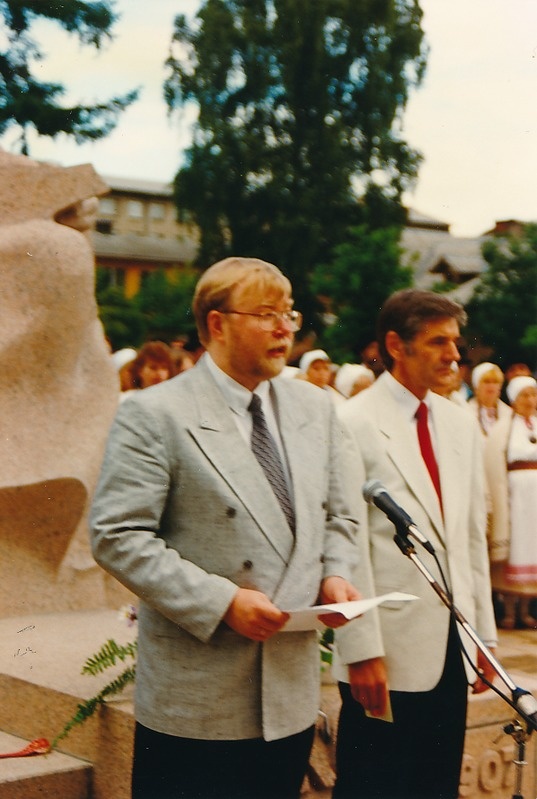 Jakob Hurda ausamba avamine. 
Tartu, Vanemuise park, 1994.