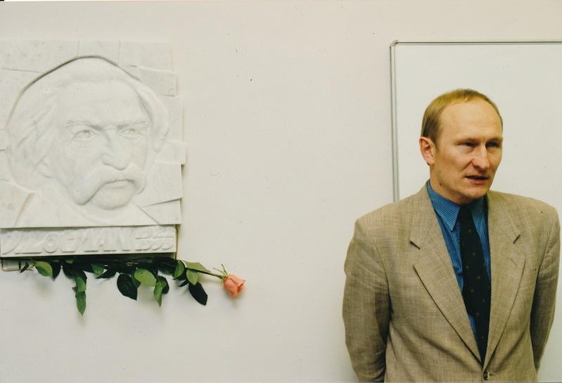 TÜ Lossi t. õppehoone: Juri Lotmani bareljeef, (autor Stanislav Netšvolodov) avamine. Kõneleb rektor Jaak Aaviksoo. Tartu, 1998.