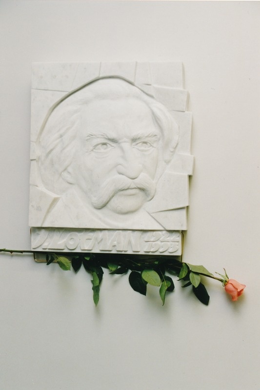 TÜ Lossi t. õppehoone auditoorium: Juri Lotmani bareljeef (autor Stanislav Netšvolodov)  seinal. Tartu, 1998.