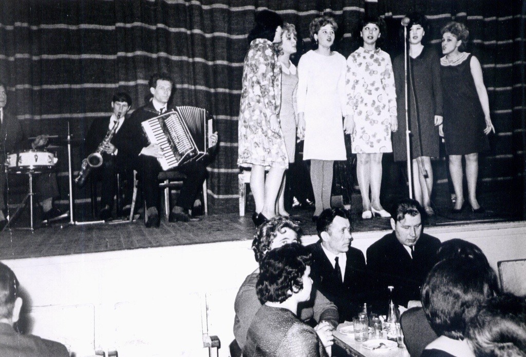 Tartu raudteelaste klubi peoõhtu. Esineb naisansambel, saateks mängib band. 1965-1970