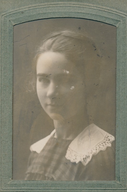 Ateljeefoto: neiu Hilda Mootse (Mootsa) rinnaportree.