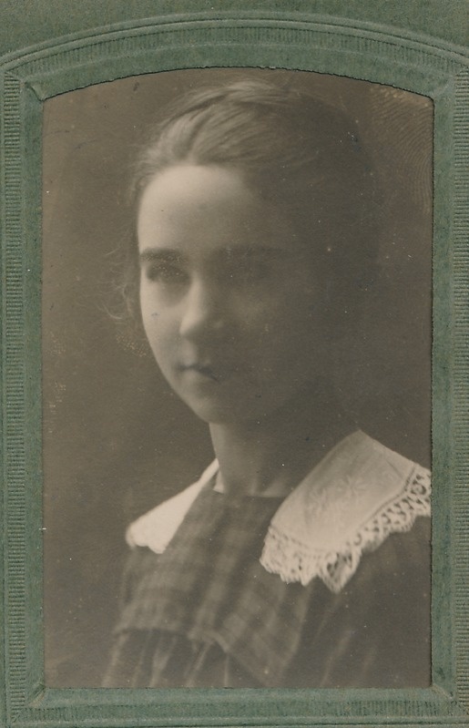 Ateljeefoto: neiu Hilda Mootse (Mootsa) rinnaportree.