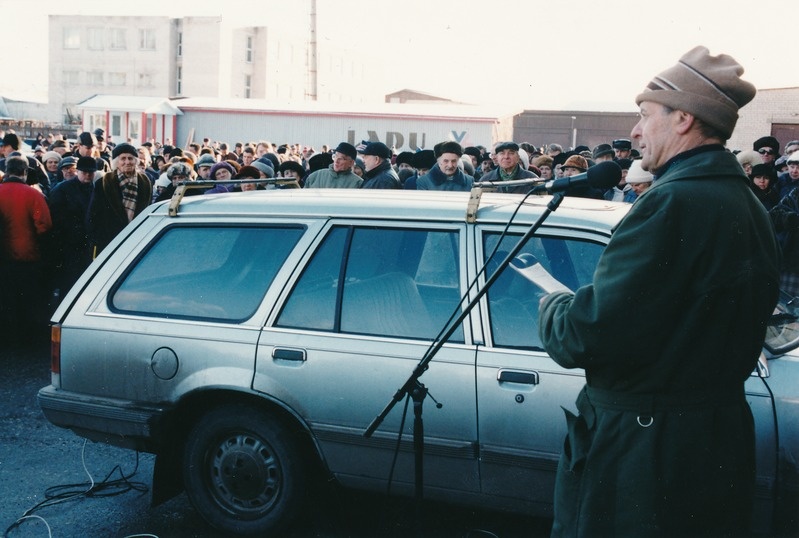 BMW autode varuosadega kaubelnud firma EAG Autokeskus pankrot, oma raha kaotanud võlausaldajate miiting. Tartu, 1998.