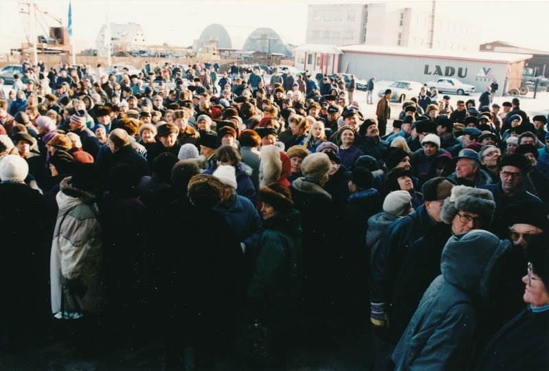 BMW autode varuosadega kaubelnud firma EAG Autokeskus pankrot, oma raha kaotanud võlausaldajate miiting. Tartu, 1998.