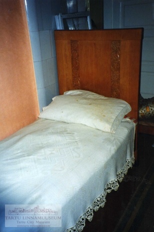 Mööbel: voodi
(magamistoamööbli komplektist).
Valmistatud Tartus 1926.