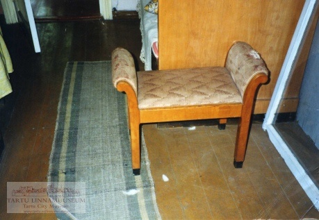 Mööbel: pink-iste/tumba
Valmistatud Tartus 1926.