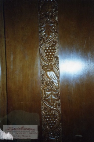 Mööbel: riidekapi kaunistusdetail (puunikerdus).
Valmistatud Tartus 1926.