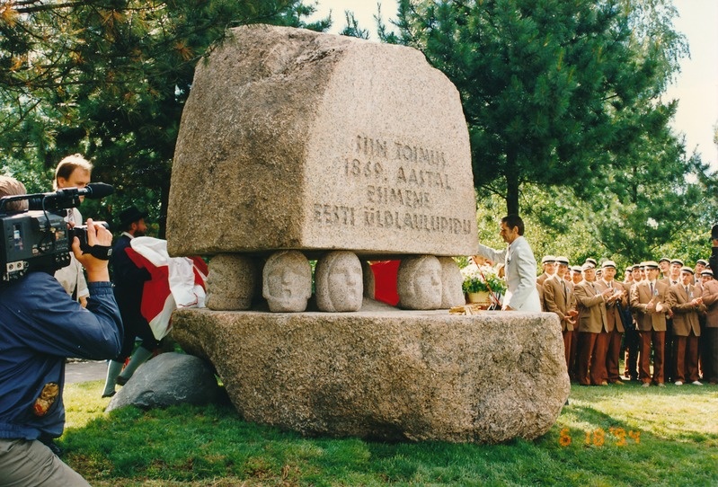 Tartu juubelilaulupeo tseremoonia 
laulupeo mälestusmärgi juures.
1994.