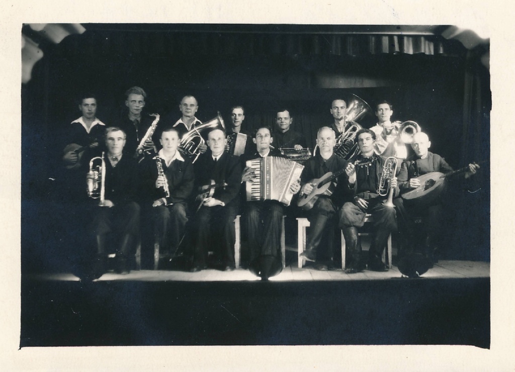 Grupifoto. Represseeritud eestlased (laulu- ja pillimehed) Vologda oblasti Šeksna vangilaagris. 1955.a.