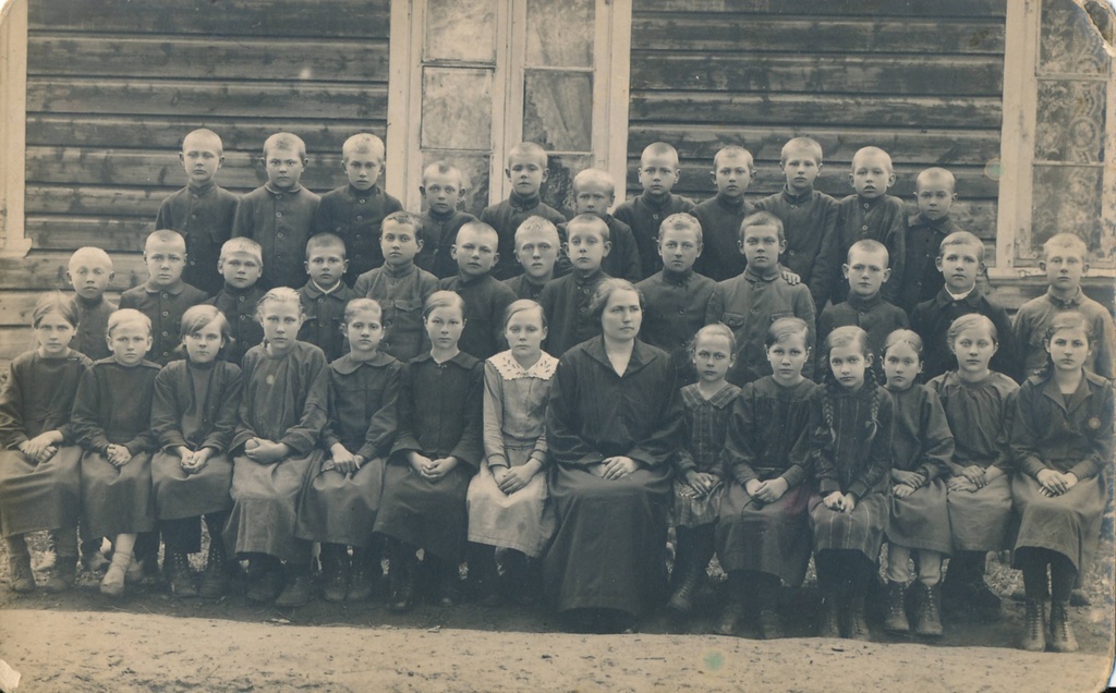 Grupifoto. Tarvastu kooli lõpuklass (4. klass), 1924.a. Foto: E. Feldmann.