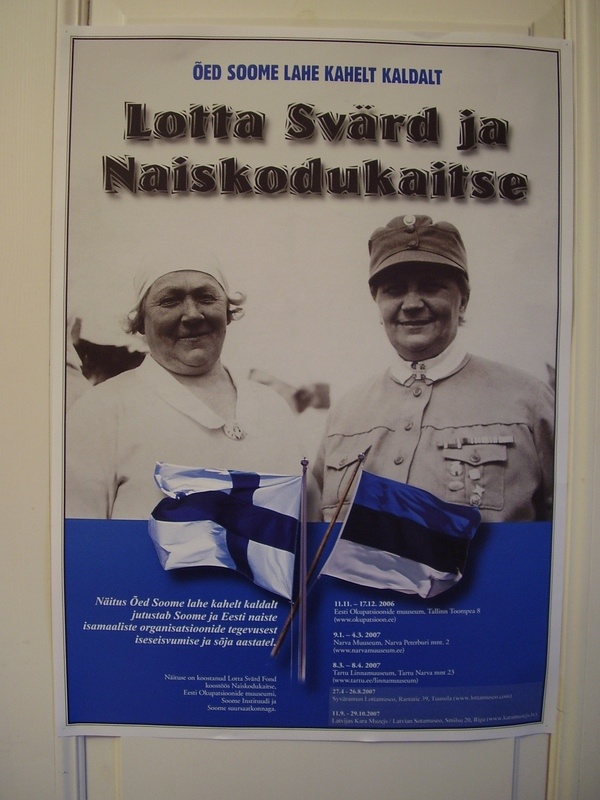 Digifoto. Näituseplakat "Õed Soome lahe kahelt kaldalt. Lotta Svärd ja Naiskodukaitse". Tartu, 2007.