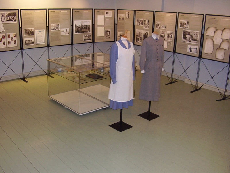 Digifoto.  
Näitus "Õed Soome lahe kahelt kaldalt. Lotta Svärd ja Naiskodukaitse. Tartu, 2007.