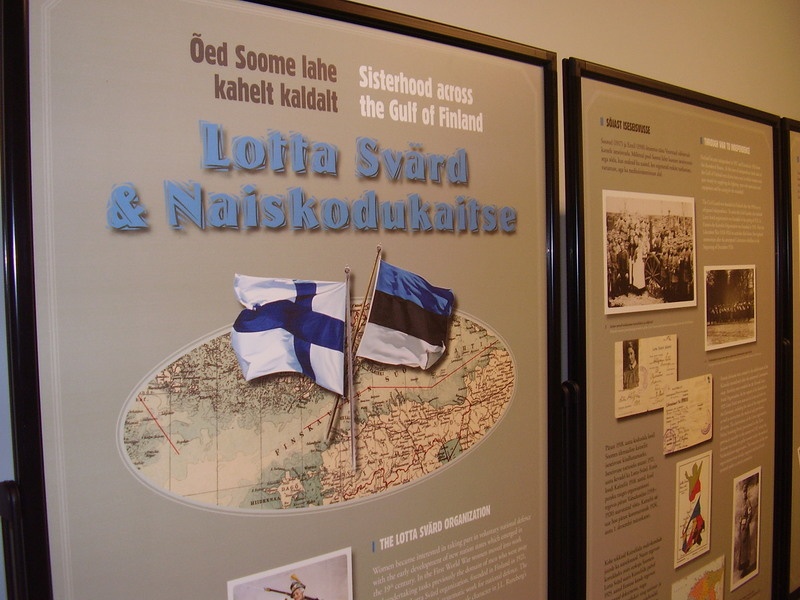 Digifoto.  
Näitus "Õed Soome lahe kahelt kaldalt. Lotta Svärd ja Naiskodukaitse". Tartu, 2007.